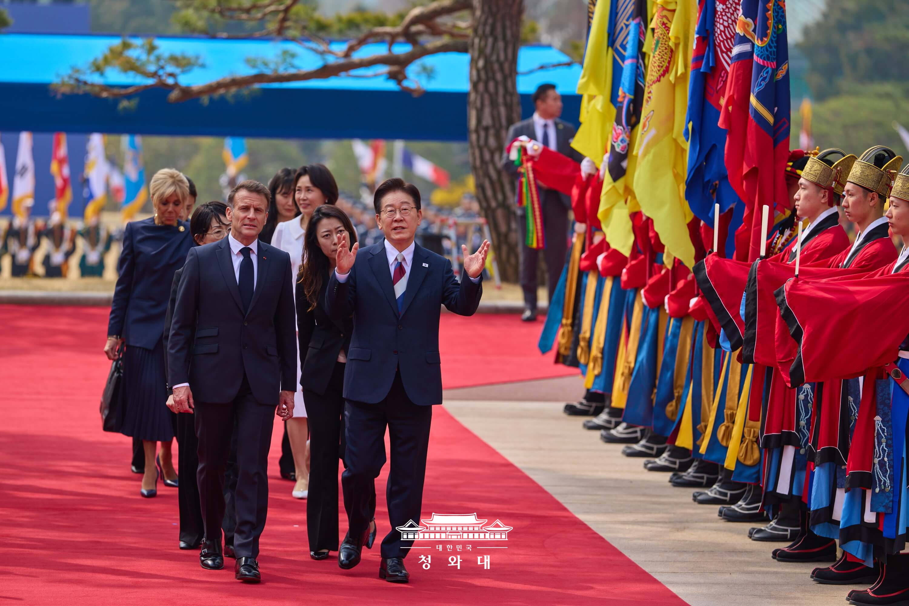 Le président Lee Jae Myung acceuille son homologue français Emmanuel Macron au complexe présidentiel de Cheong Wa Dae, à Séoul, le 3 avril 2026. © Cheong Wa Dae