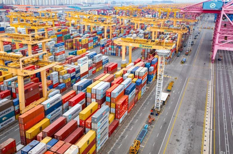 Des conteneurs empilés sur un quai du nouvel port de Busan. © Busan Port Authority