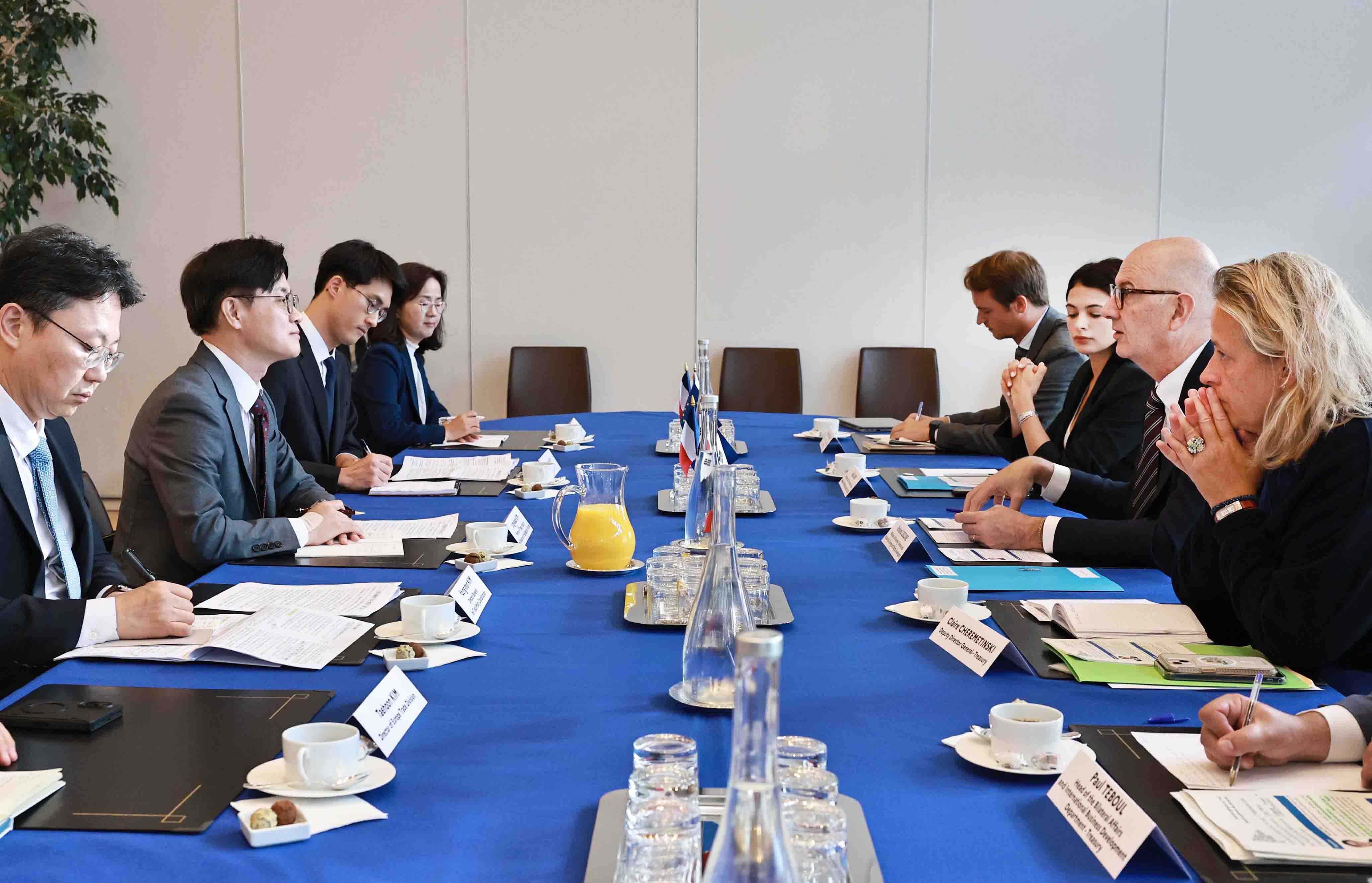Le ministre du Commerce, de l&rsquo;Industrie et des Ressources, Kim Jung-kwan, s&rsquo;entretient avec une d&eacute;l&eacute;gation du minist&egrave;re fran&ccedil;ais de l'&Eacute;conomie, des Finances et de la Souverainet&eacute; industrielle, &eacute;nerg&eacute;tique et num&eacute;rique dirig&eacute;e par le ministre Roland Lescure, &agrave; Paris, le 7 septembre 2026. &copy; Minist&egrave;re du Commerce, de l&rsquo;Industrie et des Ressources