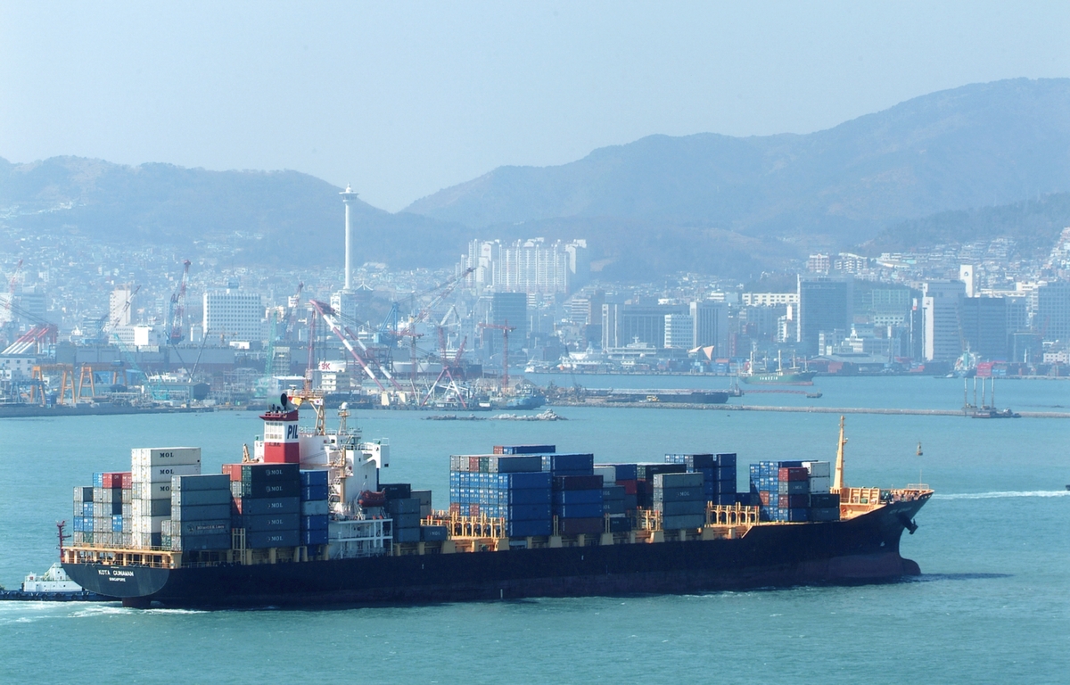 Un porte-conteneur arrive au port de Busan. &copy; Busan Port Authority