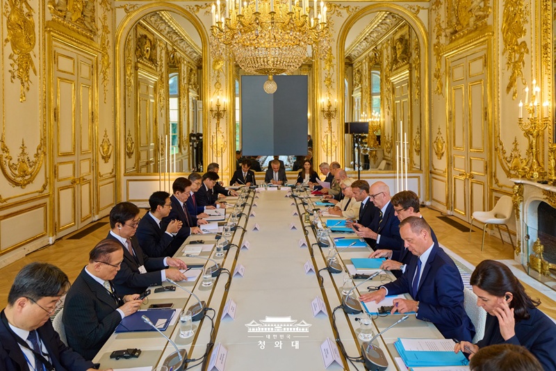 Des responsables politiques coréens et français sont réunis autour des présidents Lee Jae Myung et Emmanuel Macron lors d’une réunion au palais de l’Éysée, à Paris, le 8 septembre 2026. © Cheong Wa Dae
