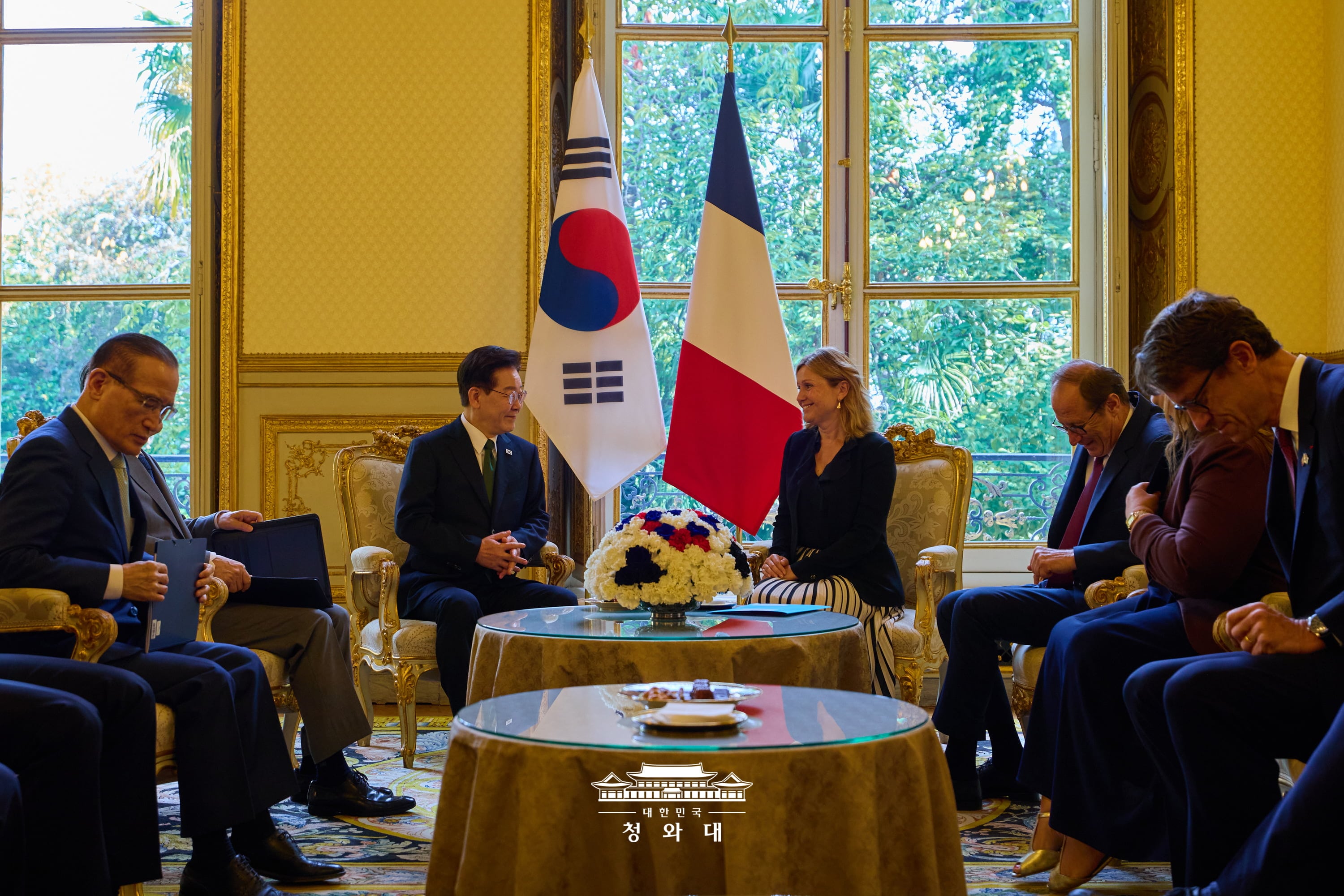 Le président Lee Jae Myung s’entretient avec Yaël Braun-Pivet, présidente de l’Assemblée nationale, à Paris, le 9 septembre 2026. © Cheong Wa Dae