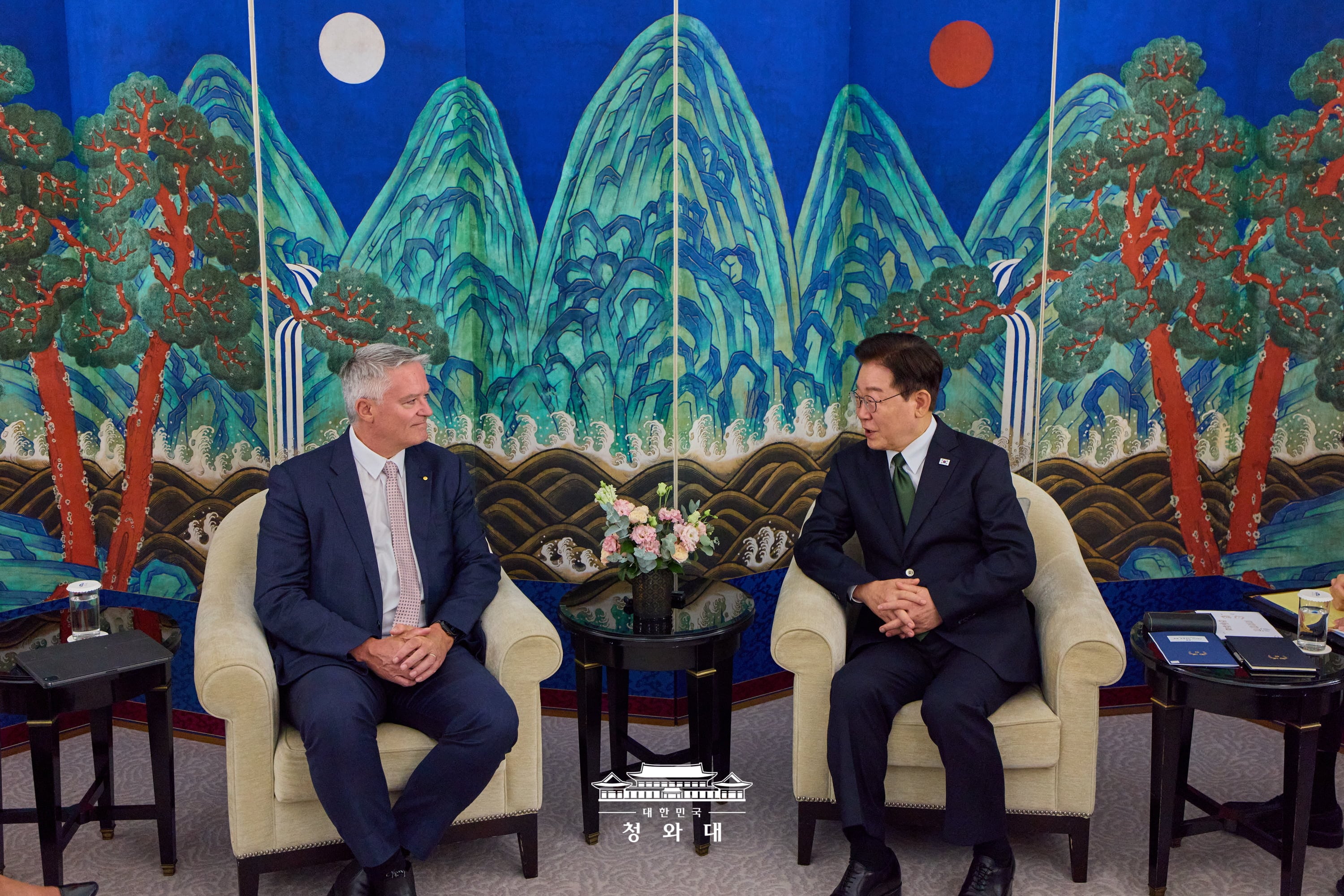 Le président Lee Jae Myung s’entretient avec Mathias Corman, secrétaire général de l’OCDE, à Paris, le 9 septembre 2026. © Cheong Wa Dae