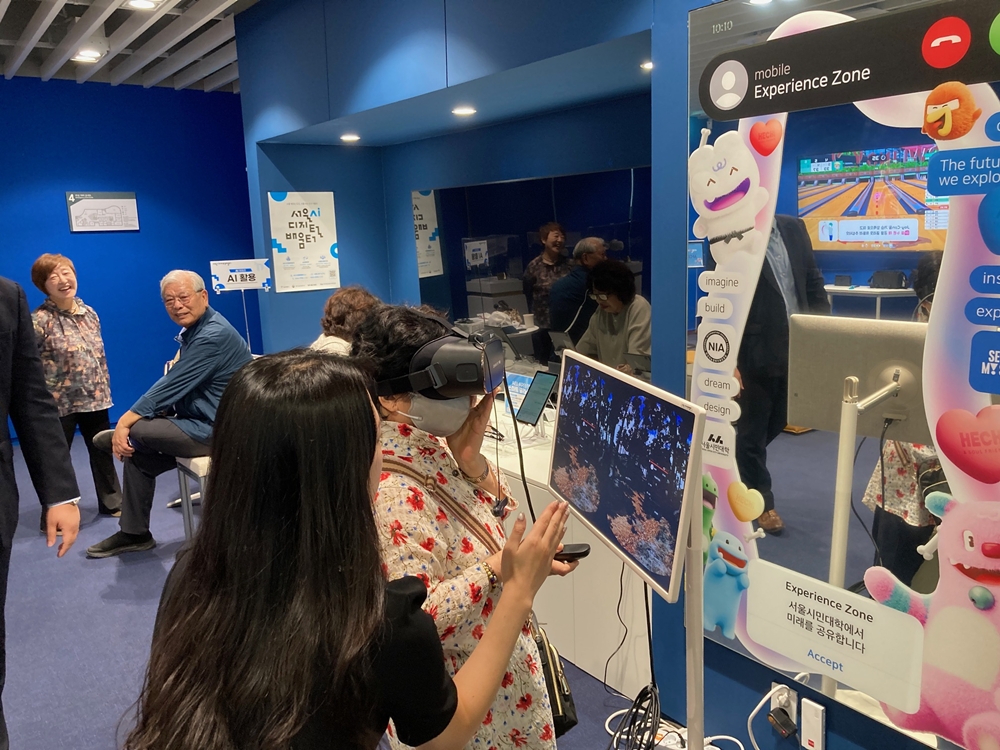 Une personne teste un appareil de r&eacute;alit&eacute; virtuelle au centre d&rsquo;apprentissage num&eacute;rique en IA de la Seoul Open City University, le 10 septembre 2026. &copy; Jeong Euiseok / Korea.net