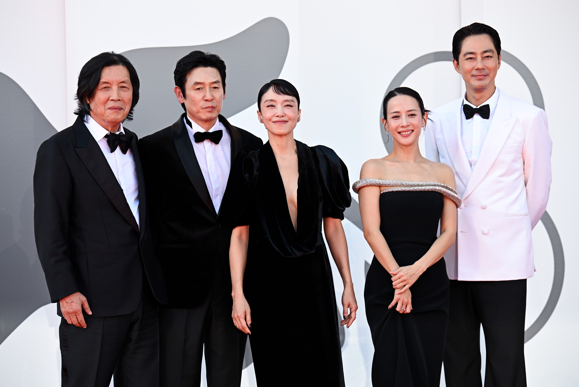 De gauche à droite : le réalisateur Lee Chang-dong, les acteurs Sul Kyung-gu, Jeon Do-yeon, Cho Yeo-jeong et Zo In-sung. © Netflix