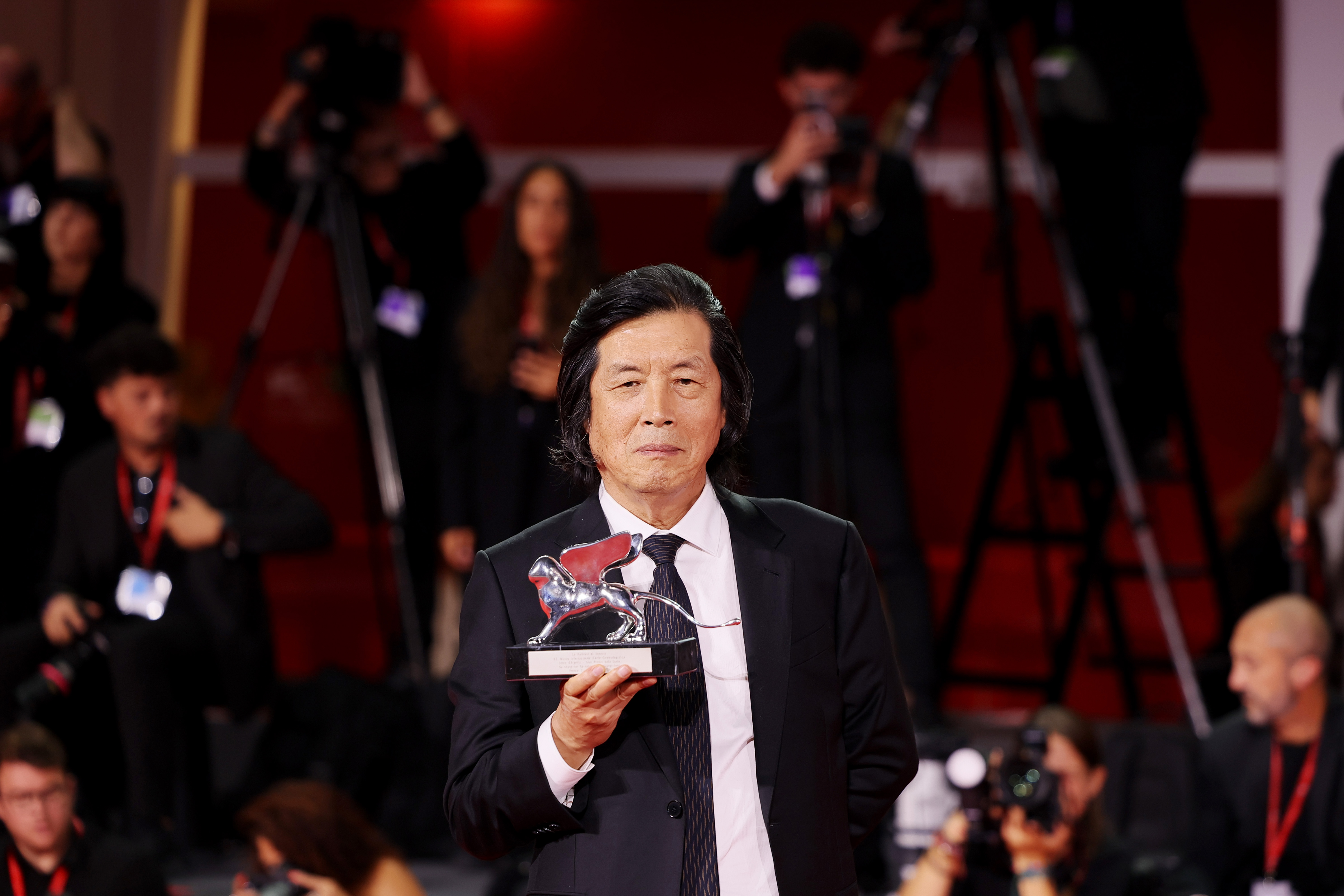 Le réalisateur Lee Chang-dong pose lors de la cérémonie de clôture de la Mostra de Venise 2026, le 12 septembre. © GettyImagesBank