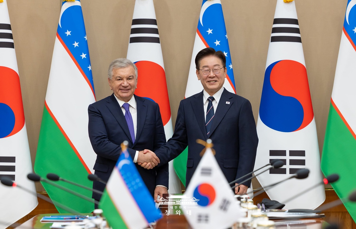 Le président Lee Jae Myung et son homologue ouzbek Shavkat Miromonovich échangent une poignée de main lors du sommet Corée-Ouzbékistan tenu dans le complexe présidentiel de Cheong Wa Dae, à Séoul, le 14 septembre 2026. © Cheong Wa Dae