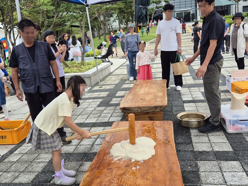 Une activit&eacute; de pilonnage de g&acirc;teaux de riz se tient dans l&rsquo;enceinte du Mus&eacute;e national de Jeonju, en octobre 2025. &copy; Mus&eacute;e national de Jeonju