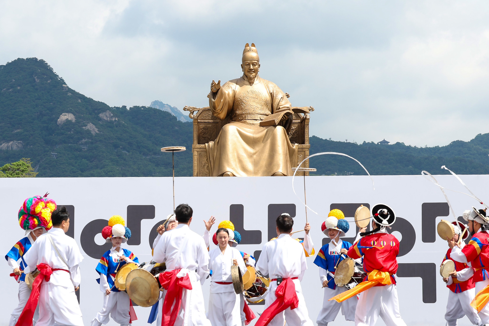 Un spectacle musical se d&eacute;roule sur la place Gwanghwamun, dans le centre de S&eacute;oul, le 5 juin 2026. &copy; Korea.net DB