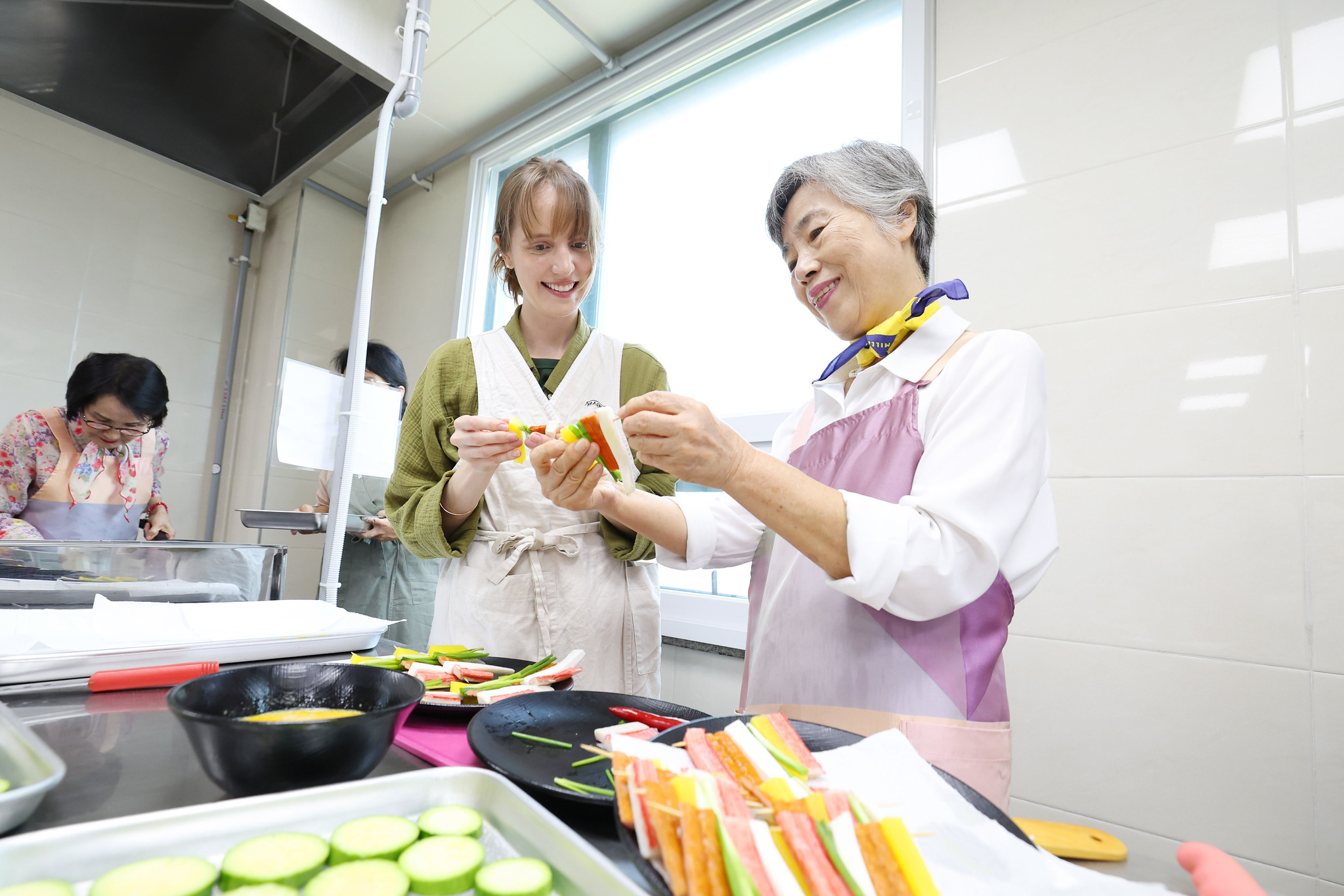 Deux personnes participent &agrave; un atelier de pr&eacute;paration de plats traditionnels de Chuseok dans la maison de quartier r&eacute;serv&eacute;e aux seniors du quartier de Yongsan, dans le centre de S&eacute;oul, le 30 septembre 2025. &copy; Korea.net DB