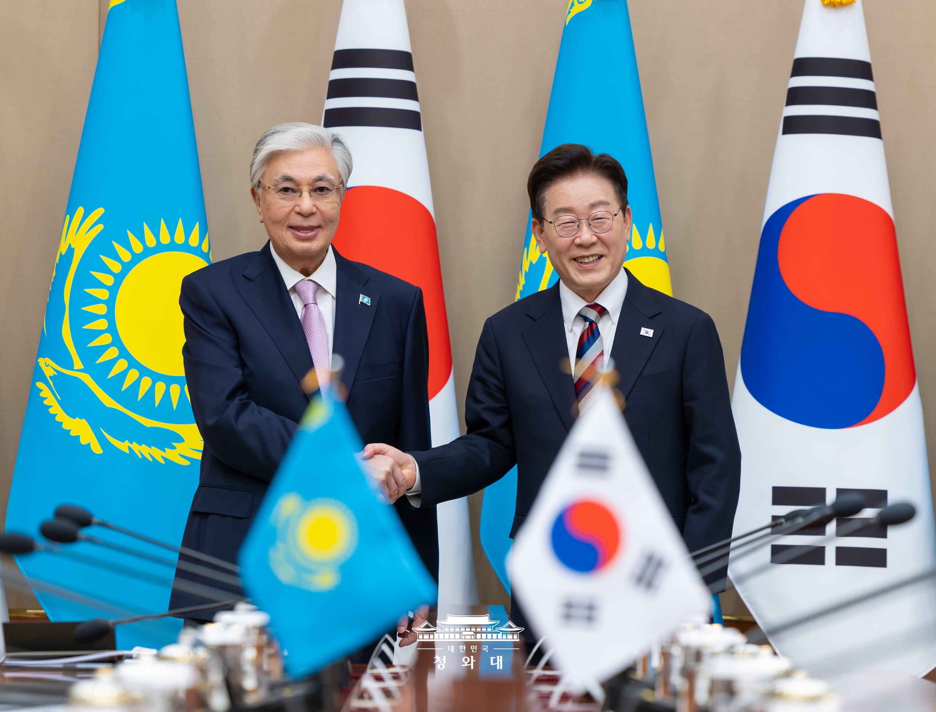 Les pr&eacute;sidents Lee Jae Myung et Kassym-Jomart Tokayev &eacute;changent une poign&eacute;e de main au complexe pr&eacute;sidentiel de Cheong Wa Dae, &agrave; S&eacute;oul, le 15 septembre 2026. &copy; Cheong Wa Dae