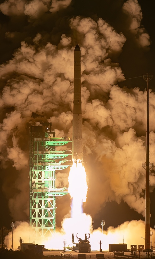 Le lanceur Nuri r&eacute;alise avec succ&egrave;s son quatri&egrave;me lancement depuis la base spatiale de Naro, &agrave; Goheung, dans le sud de la Cor&eacute;e, le 27 novembre 2025. Un total de 13 satellites ont &eacute;t&eacute; mis en orbite &agrave; cette occasion. &copy; heong Wa Dae