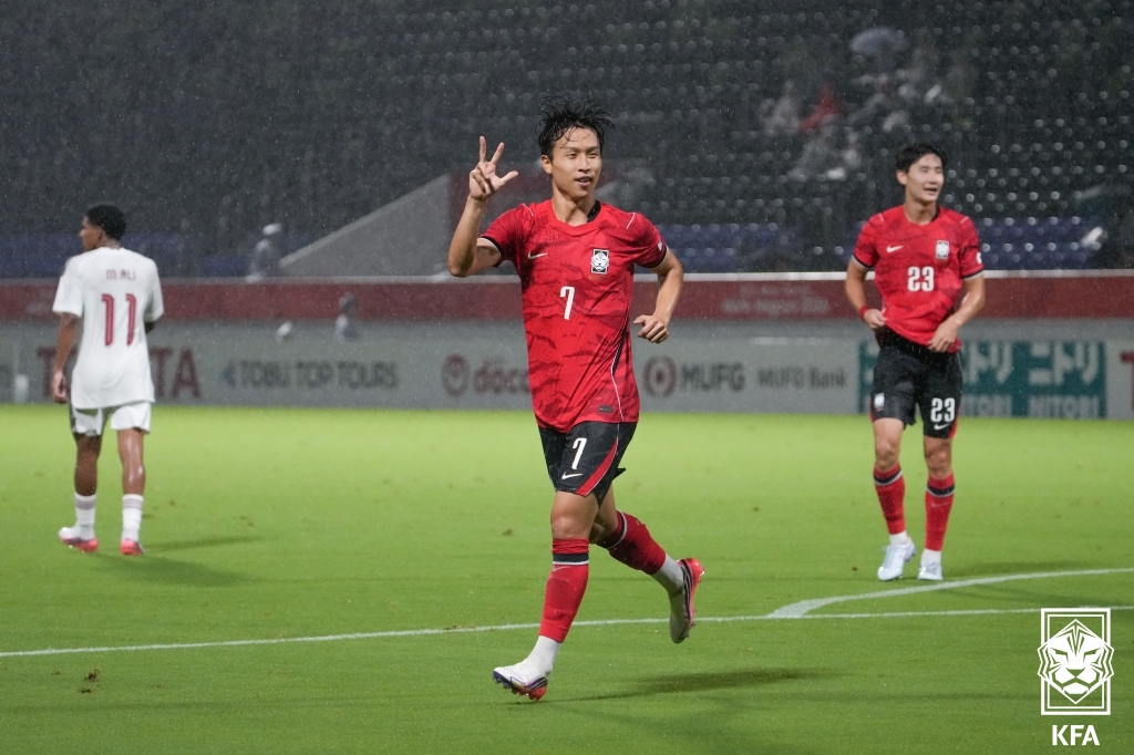 Eom Ji-sung célèbre son coup du chapeau lors du premier match de football masculain aux Jeux asiatiques d’Aichi-Nagoya, au stade Paloma Mizuho, le 15 septembre 2026. © Fédération coérenne de football