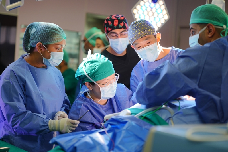 Une équipe de l’Asan Medical Center présente au Koweït des techniques chirurgicales complexes destinées aux patients atteints d’un cancer de la thyroïde récidivant. © Asan Medical Center