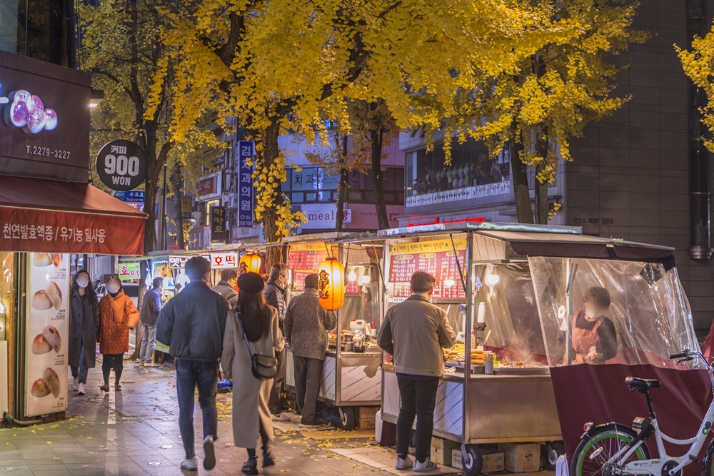 Une rue du quartier Jongno-3ga, dans le centre de S&eacute;oul. &copy; Seoul Tourism Foundation