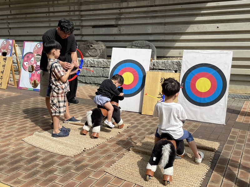 Des enfants essaient le tir &agrave; l&rsquo;arc au mus&eacute;e national de Cheongju, en septembre 2024. &copy; Mus&eacute;e national de Cheongju