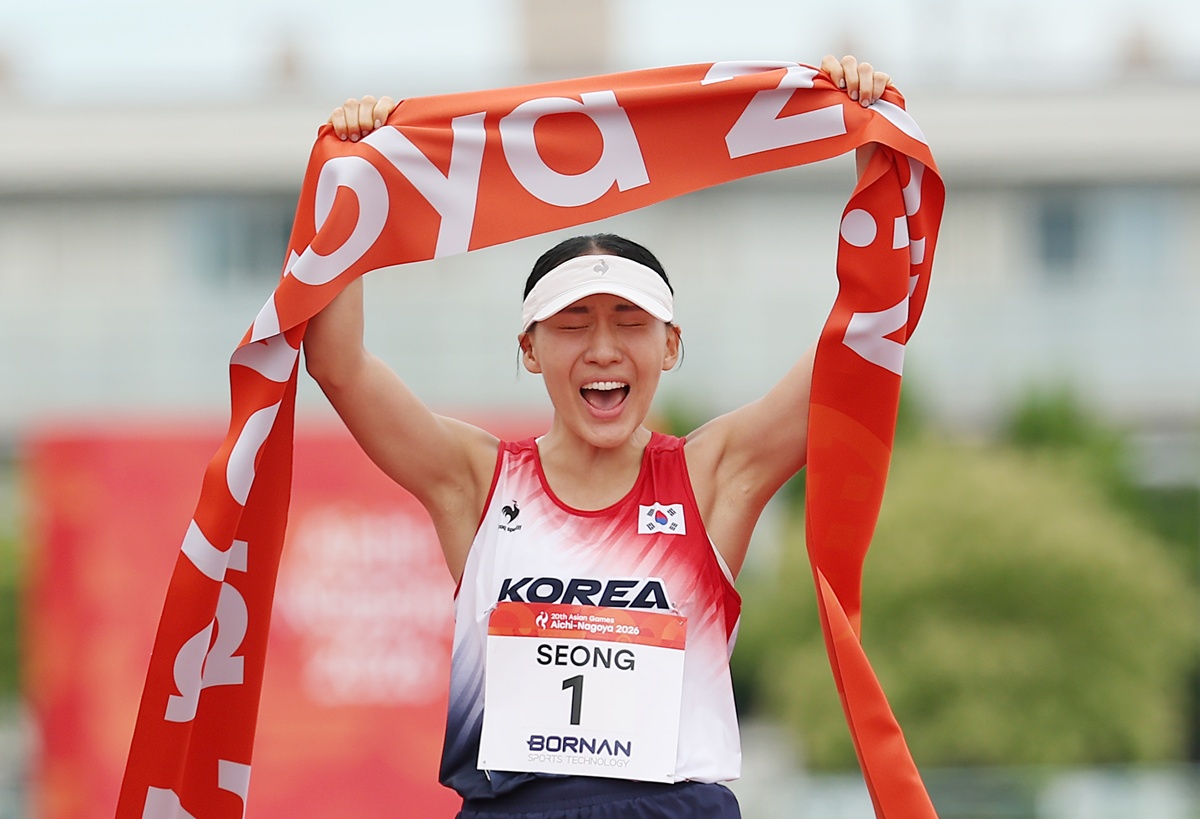 Seong Seung-min célèbre sa victoire après avoir franchi la ligne d’arrivée du laser-run, l’une des épreuves du pentathlon moderne aux Jeux asiatiques d’Aichi-Nagoya, à l’Anjo Sports Park, le 20 septembre 2026. © Agence de presse Yonhap