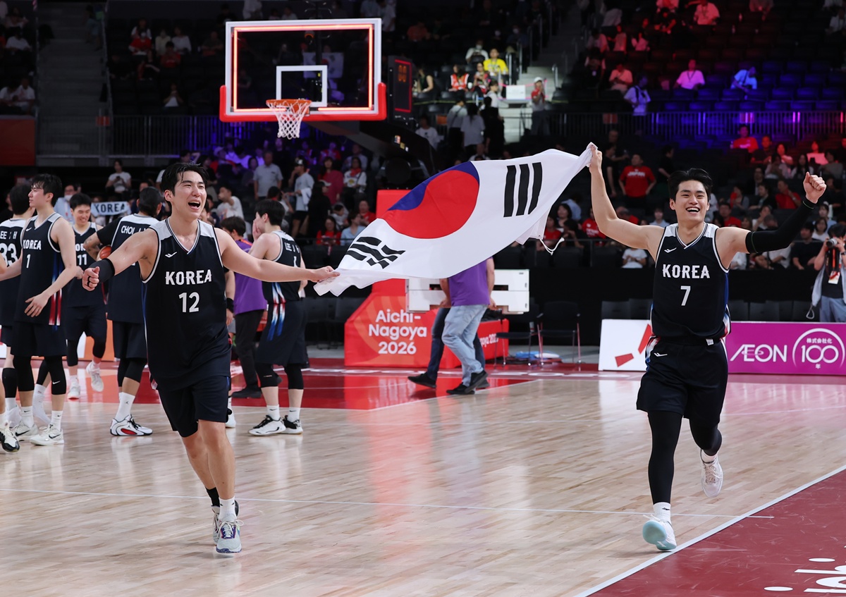 Des joueurs de la sélection coréenne célèbrent leur victoire après la finale du tournoi masculin de basketball des Jeux asiatiques d’Aichi-Nagoya, à l’Aichi International Arena, le 20 septembre 2026. © Agence de presse Yonhap