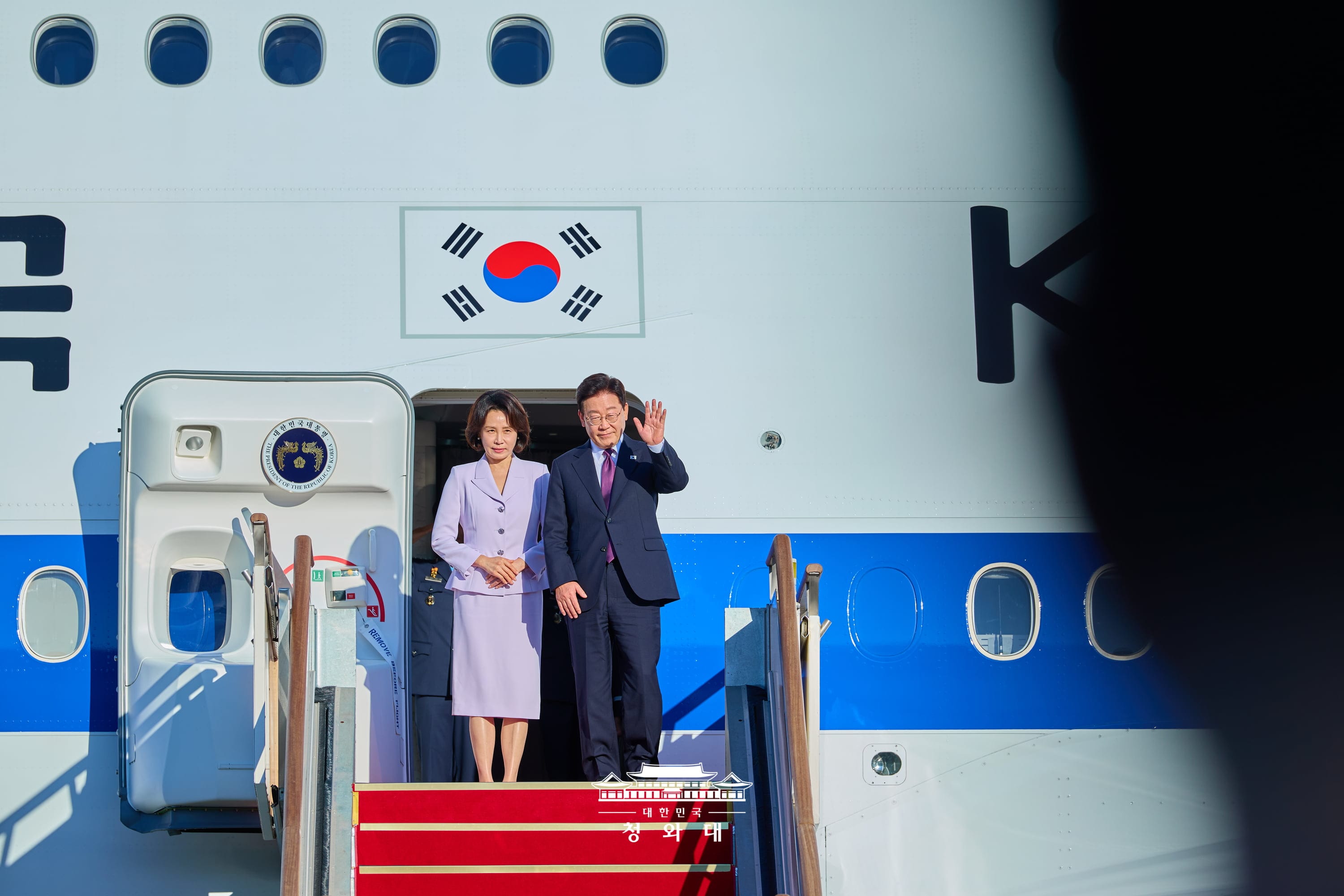 Le pr&eacute;sident Lee Jae Myung et son &eacute;pouse Kim Hea Kyung avant d&rsquo;embarquer pour New York, &agrave; l&rsquo;a&eacute;roport de S&eacute;oul, &agrave; Seongnam, le 21 septembre 2026. &copy; Cheong Wa Dae