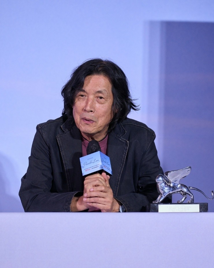 Le r&eacute;alisateur Lee Chang-dong s&rsquo;exprime lors d&rsquo;une conf&eacute;rence de presse &agrave; S&eacute;oul, le 21 septembre 2026. &copy; Netflix
