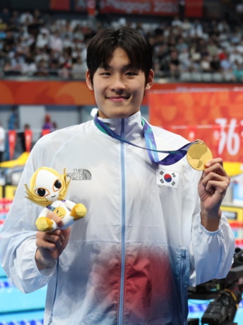 Kim Young-beom pose avec sa m&eacute;daille d&rsquo;or au 50m nage libre aux Jeux asiatiques d'Aichi-Nagoya, &agrave; Tokyo, le 21 septembre 2026. &copy; Compte Instagram de Kim Young-beom