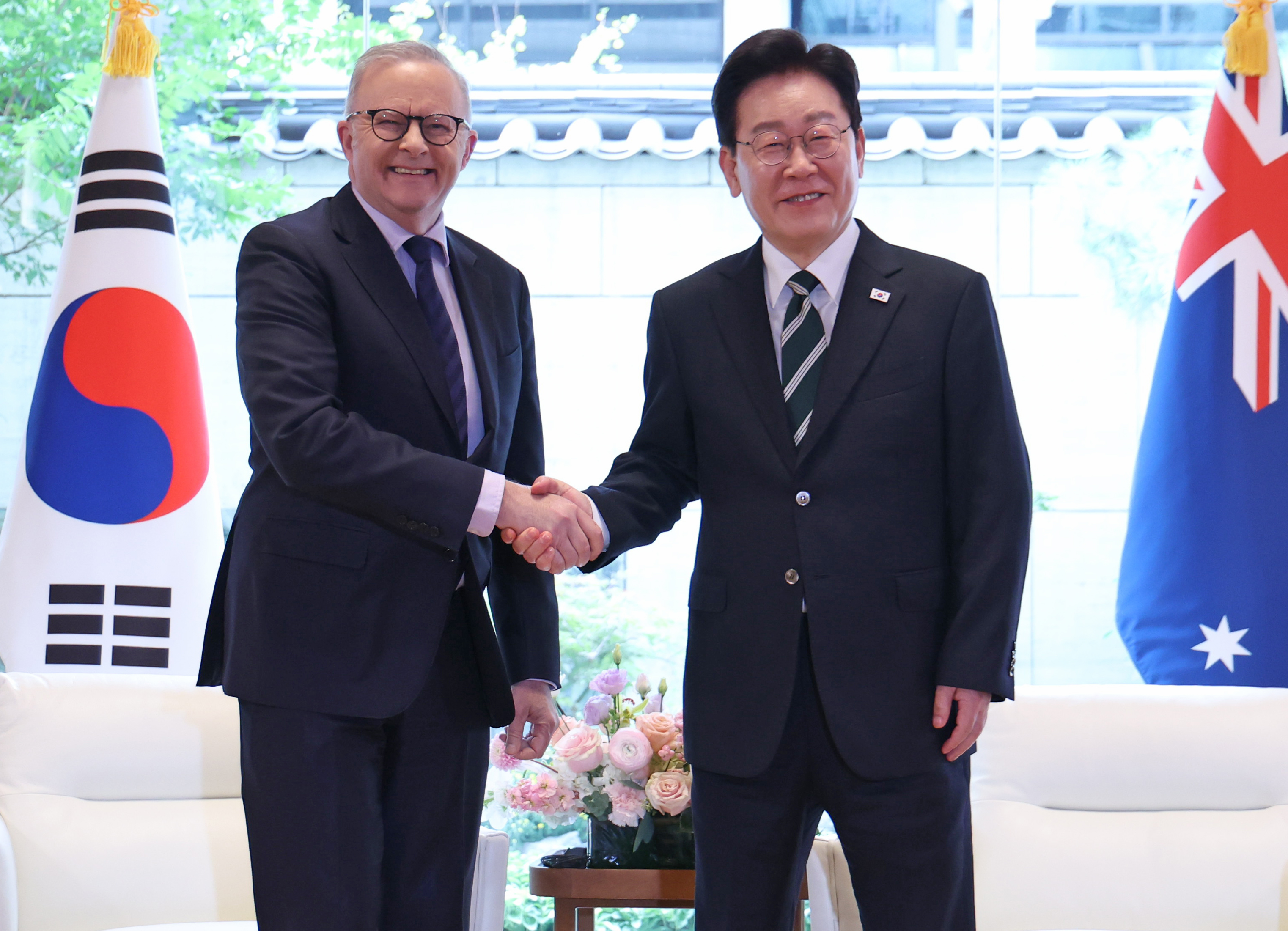 Le président Lee Jae Myung échange une poignée de main avec son homologue australien Anthony Albanese à New York, le 22 septembre 2026. © Agence de presse Yonhap
