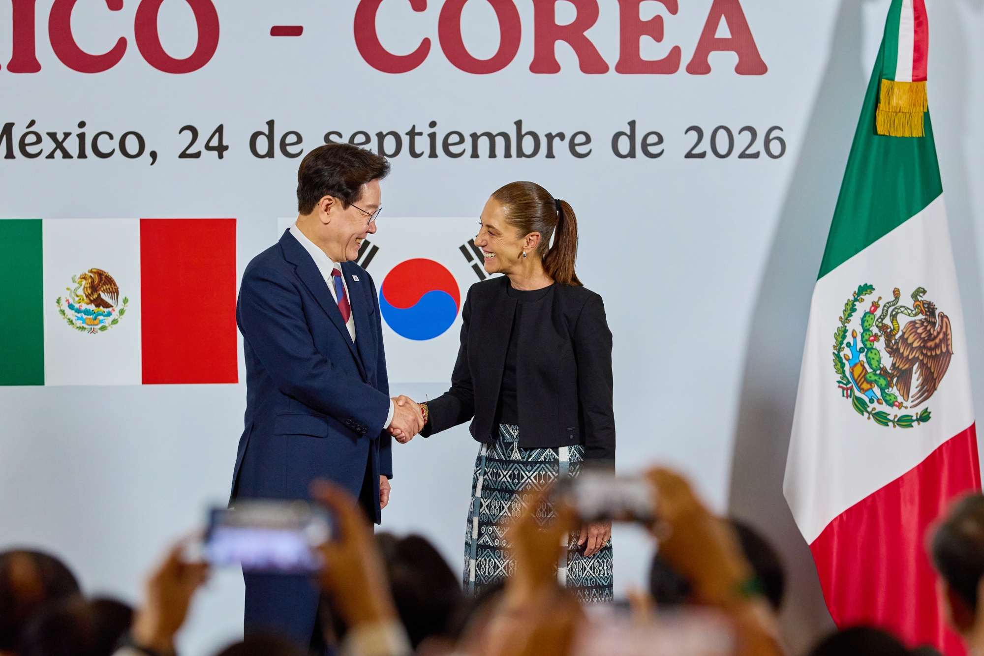 Le pr&eacute;sident Lee Jae Myung salue son homologue mexicaine Claudia Sheinbaum, &agrave; Mexico, le 24 septembre 2026. &copy; Agence de presse Yonhap