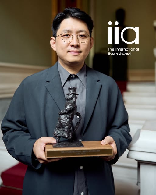 Koo Ja-ha porte son trophée du Prix International Ibsen 2026. © Compte Facebook du National Theatre in Osolo