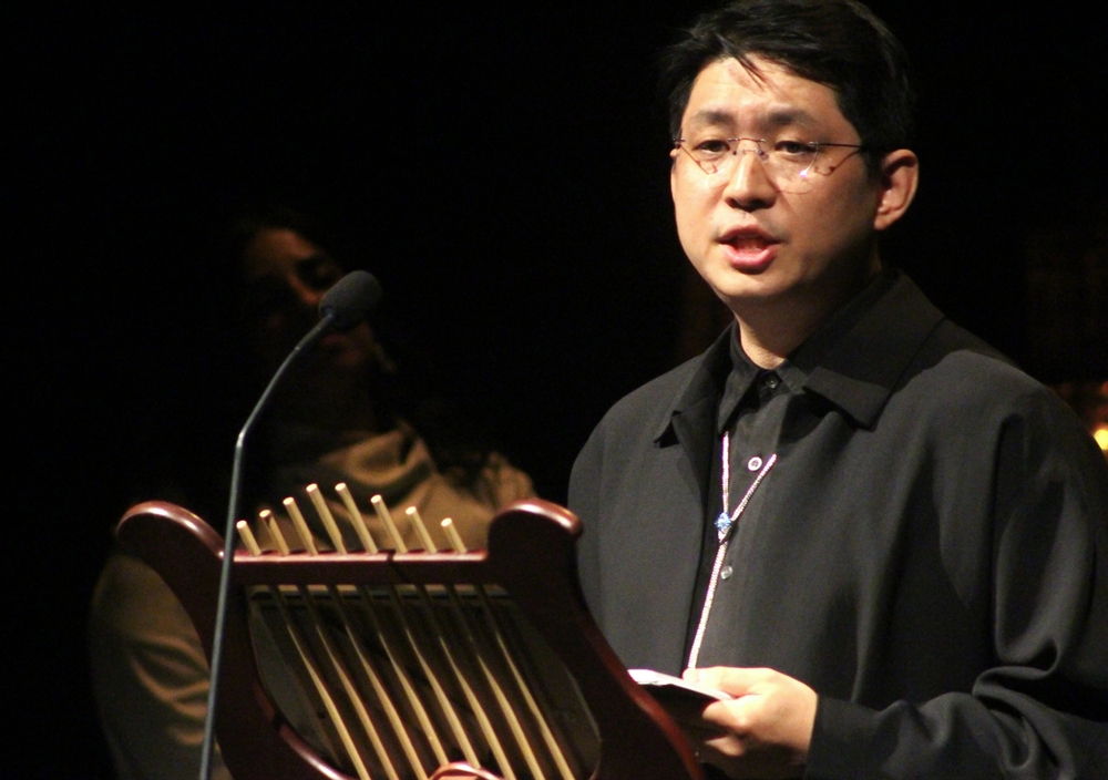 L’artiste Koo Ja-ha s’exprime lors de la cérémonie de remise du prix à Oslo en Norvège, le 26 septembre 2026. © Agence de presse Yonhap
