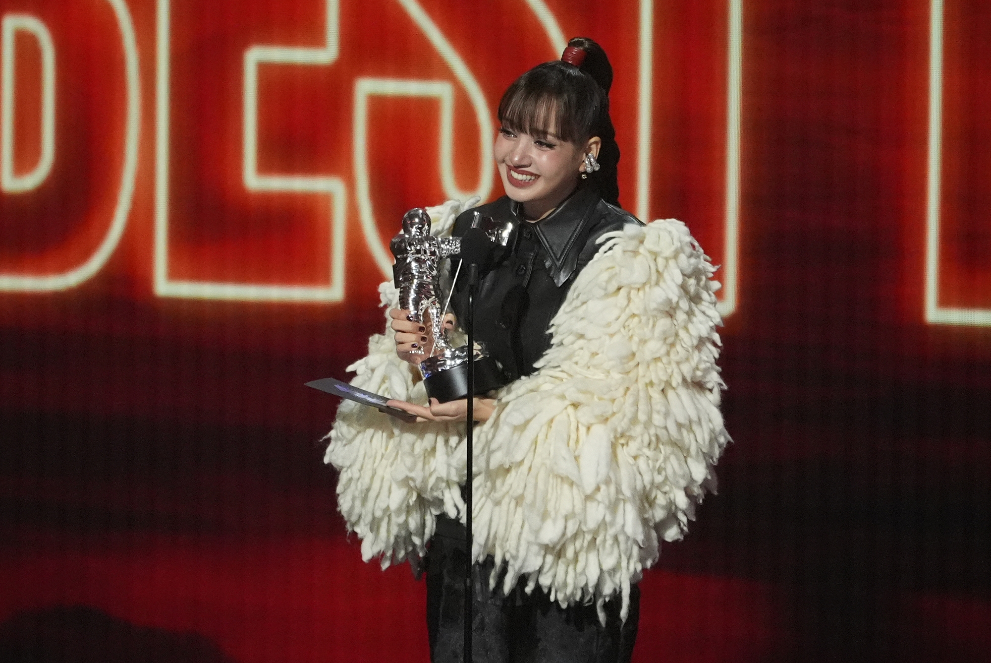 Lisa s’exprime après avoir reçu le prix de la meilleure vidéo pop des MTV Video Music Awards 2026, à Los Angeles, le 27 septembre 2026. © Agence de presse Yonhap