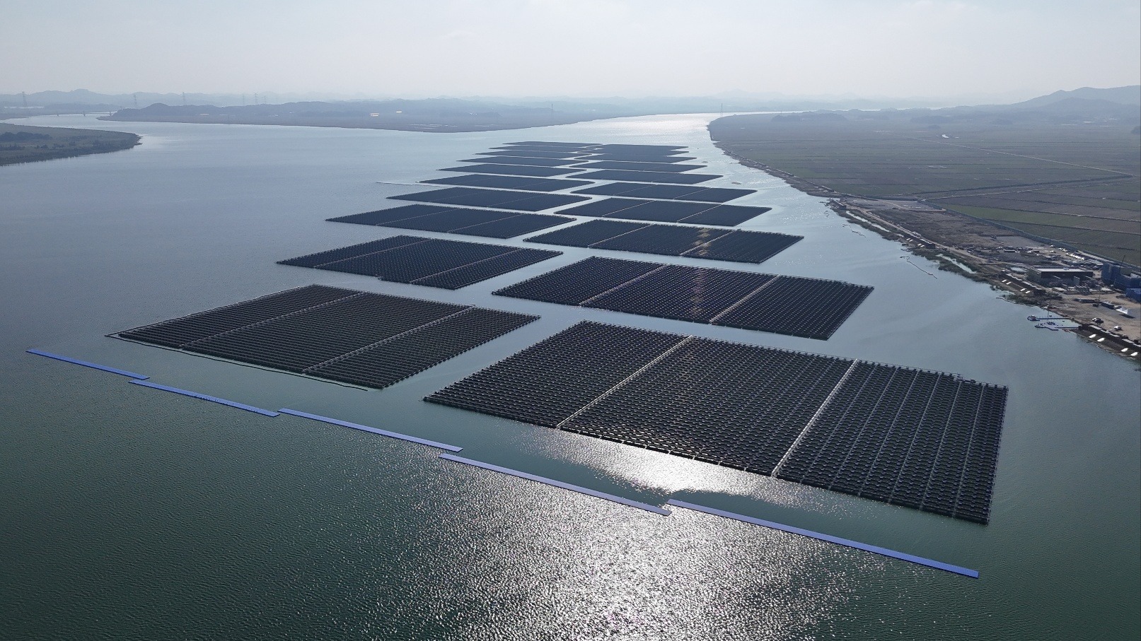 Le complexe de panneaux solaires photovoltaïques flottants du barrage de Dae-ho, à Seosan, dans l’ouest de la Corée. © Korea East-West Power