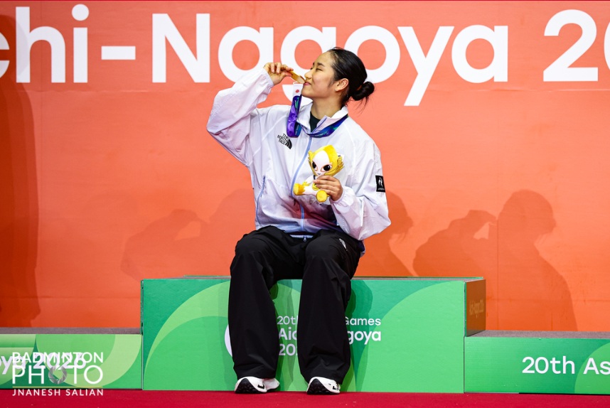 An Se-young, médaillée d’or du simple dames de badminton aux Jeux asiatiques d’Aichi-Nagoya 2026, embrasse sa médaille au Nishio City General Gymnasium, à Aichi, le 29 septembre.