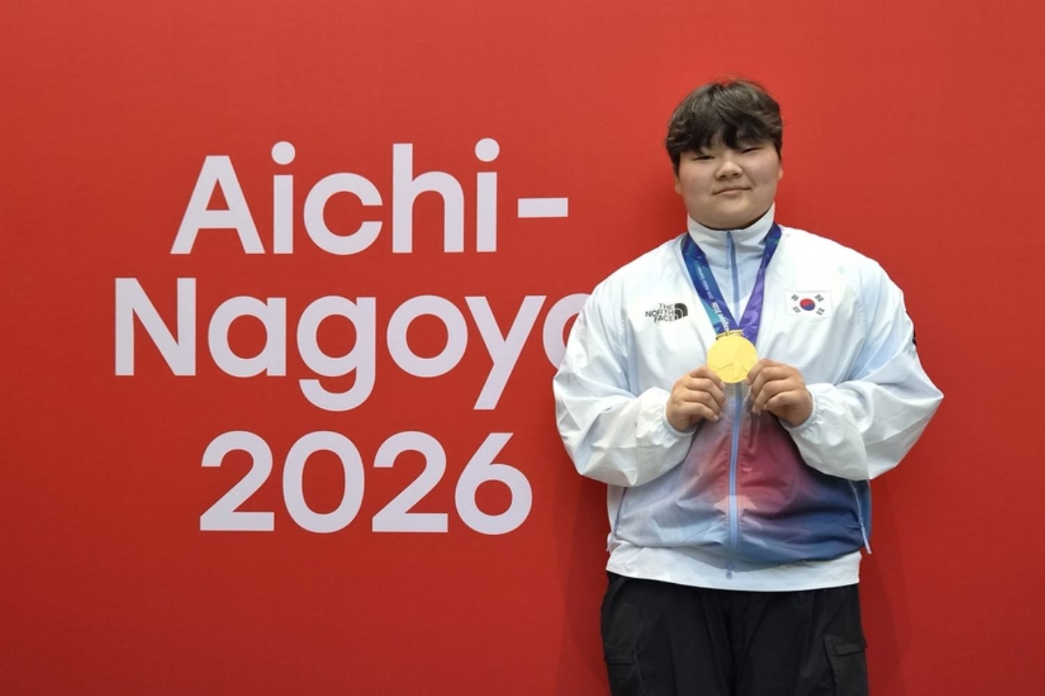 Kim Min-young, médaillée d’or de l’épreuve de kourach aux Jeux asiatiques d’Aichi-Nagoya 2026, porte sa médaille au Aichi Prefectural Martial Arts Hall, à Aichi, le 29 septembre.