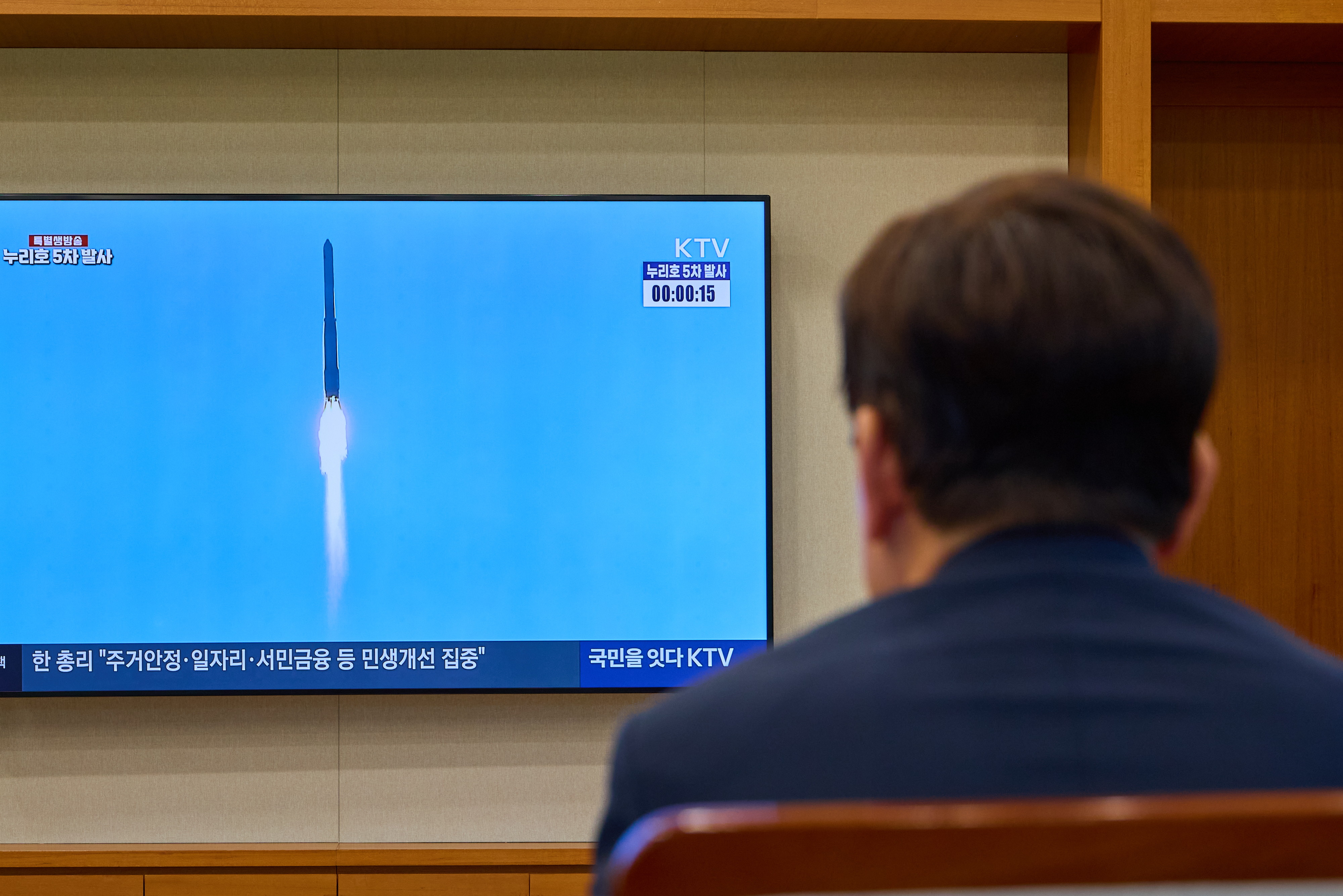 Le pr&eacute;sident Lee Jae Myung observe en direct le cinqui&egrave;me lancement de la fus&eacute;e Nuri depuis le complexe pr&eacute;sidentiel de Cheong Wa Dae, &agrave; S&eacute;oul, le 7 octobre 2026. &copy; Cheong Wa Dae