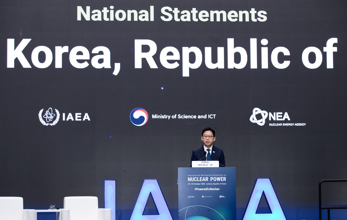 Le ministre des Sciences et des TIC, Bae Kyunghoon, s&rsquo;exprime lors de la conf&eacute;rence minist&eacute;rielle internationale de l'Agence internationale de l'&eacute;nergie atomique, au centre des expositions Songdo Convensia, &agrave; Incheon, le 27 octobre 2026. &copy; Minist&egrave;re des Sciences et des TIC