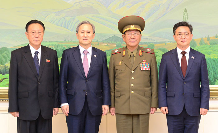 25일 새벽 판문점 평화의 집에서 남북고위급 접촉을 마친후 한국측 대표 김관진(왼쪽 두번째) 국가안보실장, 홍용표 통일부 장관(오른쪽)과 북측 대표로 황병서(오른쪽 두번째) 조선인민군 총정치국장, 김양건 노동당 대남비서가 기념촬영을 가졌다.