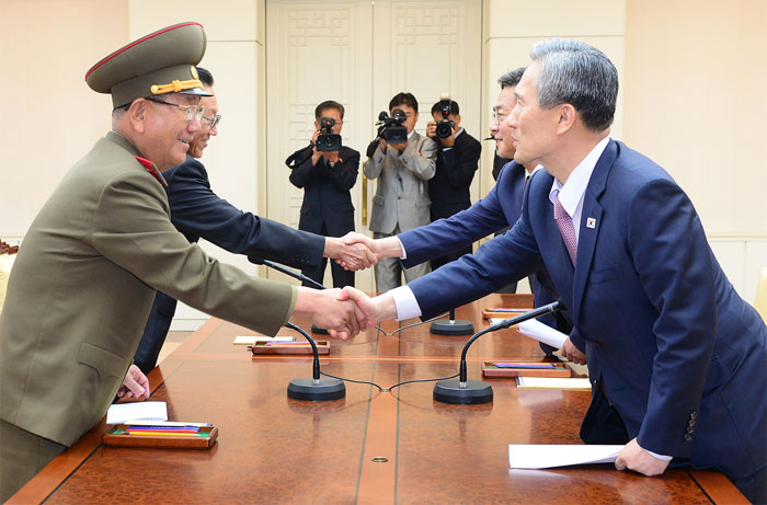 북한군의 서부전선 포격도발로 촉발된 한반도 위기는 43시간여에 걸친 남북 고위급 접촉에서 양측이 25일 새벽 극적으로 합의하면서 멈췄다. 협상을 마친후 환담하고 악수를 나누는 양측 대표들.