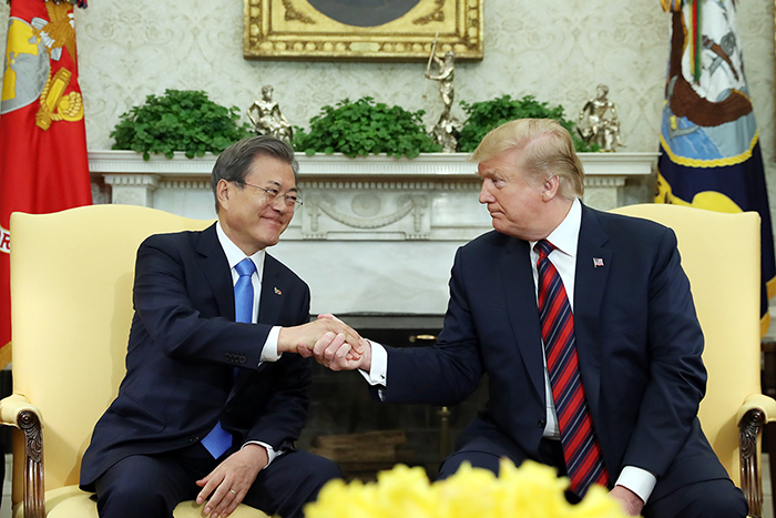Le président Moon Jae-in échange une poignée de main le 11 avril 2019 avec le président américain Donald Trump dans le Bureau ovale de la Maison-Blanche à Washington. Ⓒ Cheong Wa Dae