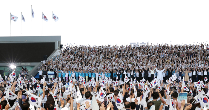 ‘제73주년 광복절 및 제70주년 정부수립 기념 경축식’이 15일 국립중앙박물관에서 열린 가운데 참석자들이 만세삼창을 하고 있다.