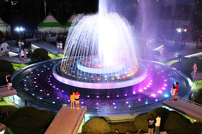 Les enfants assistent ce jeudi à une répétition d'une cérémonie de fontaine d'eau commune sur la place de la démocratie à Gwangju le 18 mai, la veille de l'ouverture des Championnats du monde de natation 2019. Le message de la cérémonie insiste sur la paix et la prospérité manifestées en mélangeant de l'eau du monde entier à Gwangju. ⓒ Comité d’organisation des Championnats du monde de natation 2019