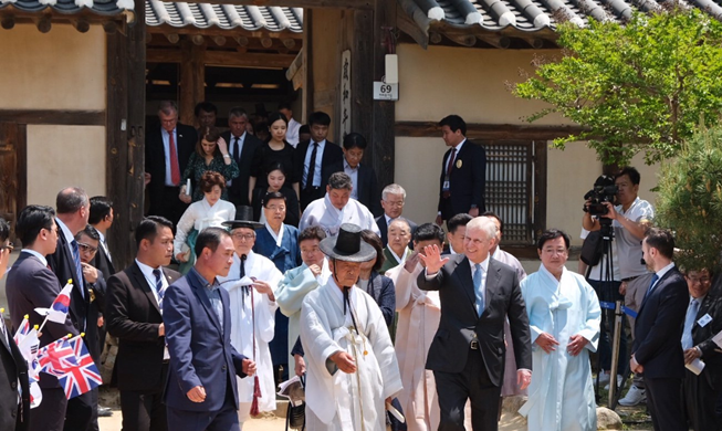 Le 14 mai, le prince Andrew du Royaume-Uni a reçu un accueil chaleureux de la part des habitants lors de sa visite au village folklorique Hahoe d'Andong, dans la province de Gyeongsangbuk-do. Sa mère, la reine Elizabeth II, avait visité le village en 1999. Ⓒ Compte Twitter de la famille royale du Royaume-Uni