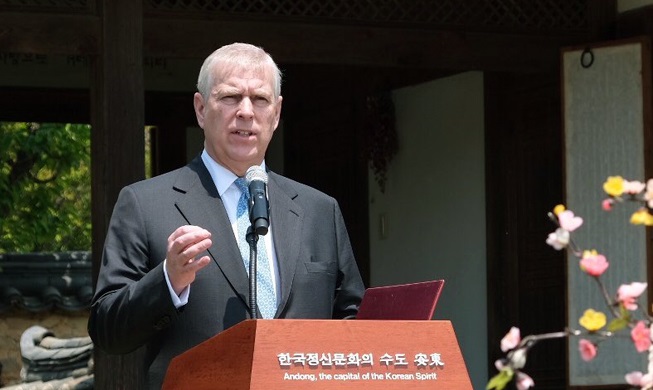 Le prince Andrew adresse un message de sa mère, la reine Elizabeth II, à la Damyeonjae House, dans le village folklorique d’Hahoe, à Andong, dans la province de Gyeongsangbuk-do. Damyeonjae est l'endroit où la reine a reçu un banquet d'anniversaire lorsqu'elle a visité le village 20 ans auparavant. Compte Twitter du prince Andrew