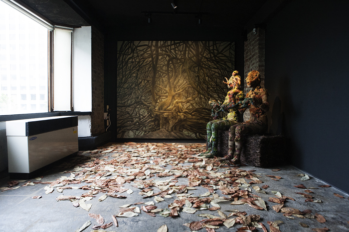 (위) 인도 작가 수보드 굽타(Subodh Gupta)의 '모든 것은 내면에 있다'(Everything is Inside). (아래) 필리핀 작가 제럴딘 하비에르(Geraldine Javier)의 '시간을 엮는 자들'(Weavers of Time)