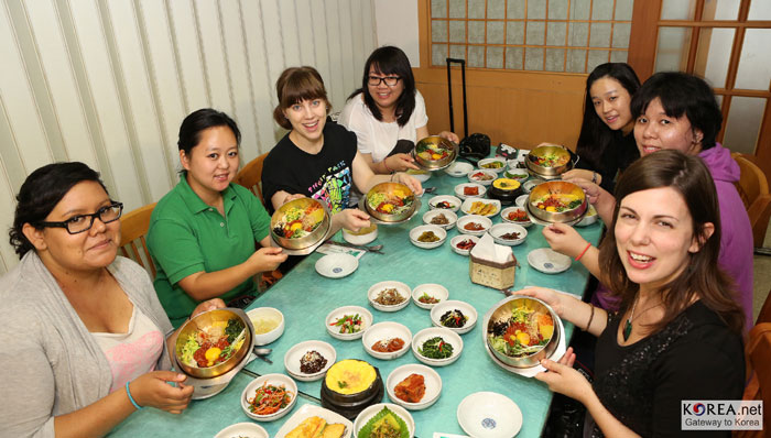 Bibimbap is one of the most popular Korean dishes enjoyed by non-Koreans. Depending on what ingredients you add and how you mix it, you can make your own bibimbap to your taste and enjoy the harmony created by all the ingredients.