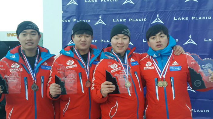 아메리카컵 8차 대회에서 1ㆍ2차 레이스 1분51초71의 기록으로 금메달을 목에 걸은 한국 봅슬레이 대표팀의 원윤종(오른쪽 두번째)과 서영우(오른쪽)가 대표팀원들과 포즈를 취하고 있다. (사진제공: 대한봅슬레이스켈레톤경기연맹) 