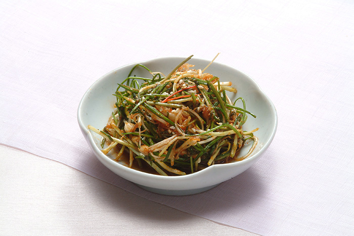 Wild chive salad, or <i>dallae muchim</i> is one of the five dishes traditionally eaten with the arrival of spring.