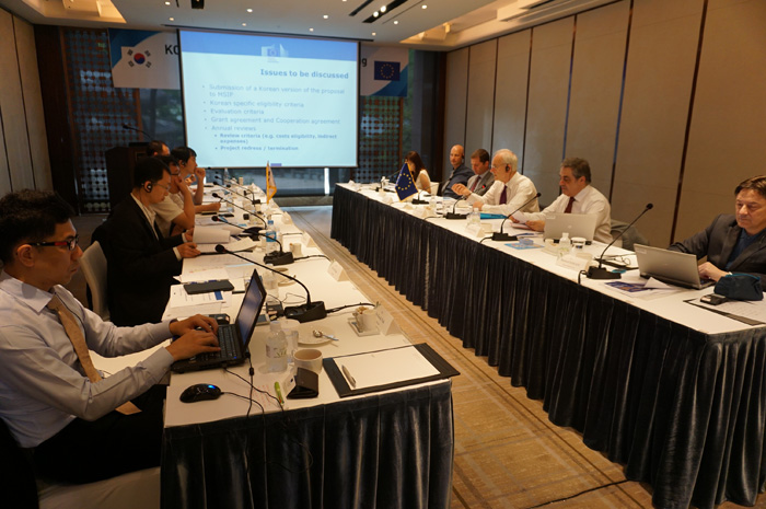 한국과 유럽연합(EU)은 차세대이동통신(5G) 분야에서 국제 공동연구, 국제표준화, 주파수정책 등에서 협력을 강화해나가기로 했다.