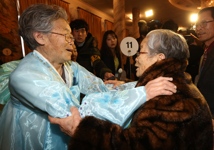 남측 상봉단의 최고령자인 김성윤(96, 오른쪽) 할머니가 20일 오후 북한 금강산호텔에서 열린 남북 이산가족 단체상봉 행사에서 동생 석려(80, 왼쪽)씨를 만나 서로 얼싸안은 채 기뻐하고 있다. (사진: 연합뉴스)