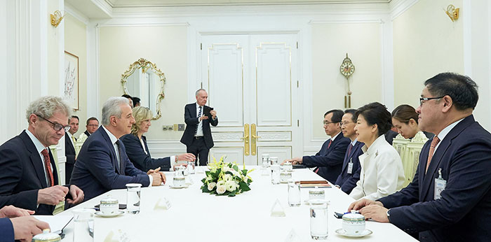 German_PM_meeting_0425_01.jpg