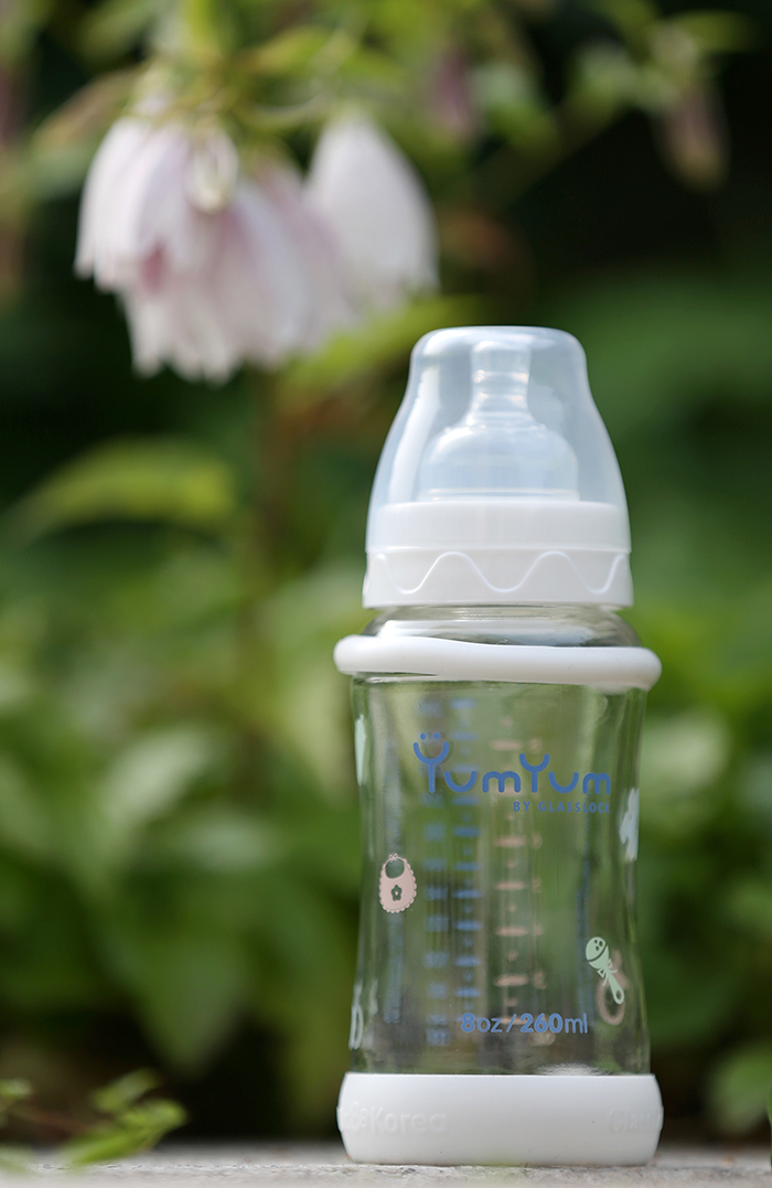 Le biberon ci-dessus fait partie de la gamme Glasslock nouvellement mise sur le marché, marque de soin pour bébés respectueuse de l’environnement, miam miam.